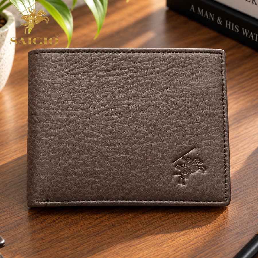Ví Nam Mini Nhỏ Gọn, Da Bò Mềm Mại GENTLE, Thiết Kế Hiện Đại, Nhiều Ngăn Đựng Tiền và Thẻ Tiện Dụng, Dáng Ngang - Gập 2 - Hàng Chính Hãng SAIGIO - Nâu - Có Khóa Kéo