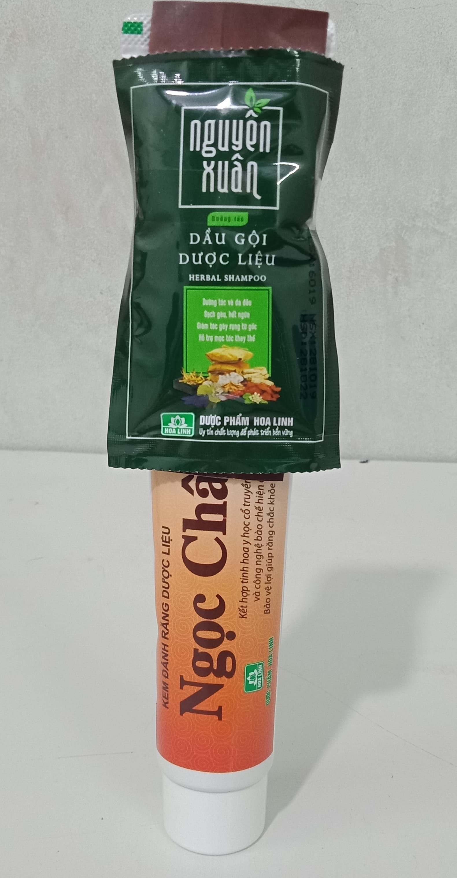 Kem đánh răng Ngọc Châu bảo vệ nướu chắc chân răng- tặng kèm một dầu gội dưỡng tóc Nguyên Xuân