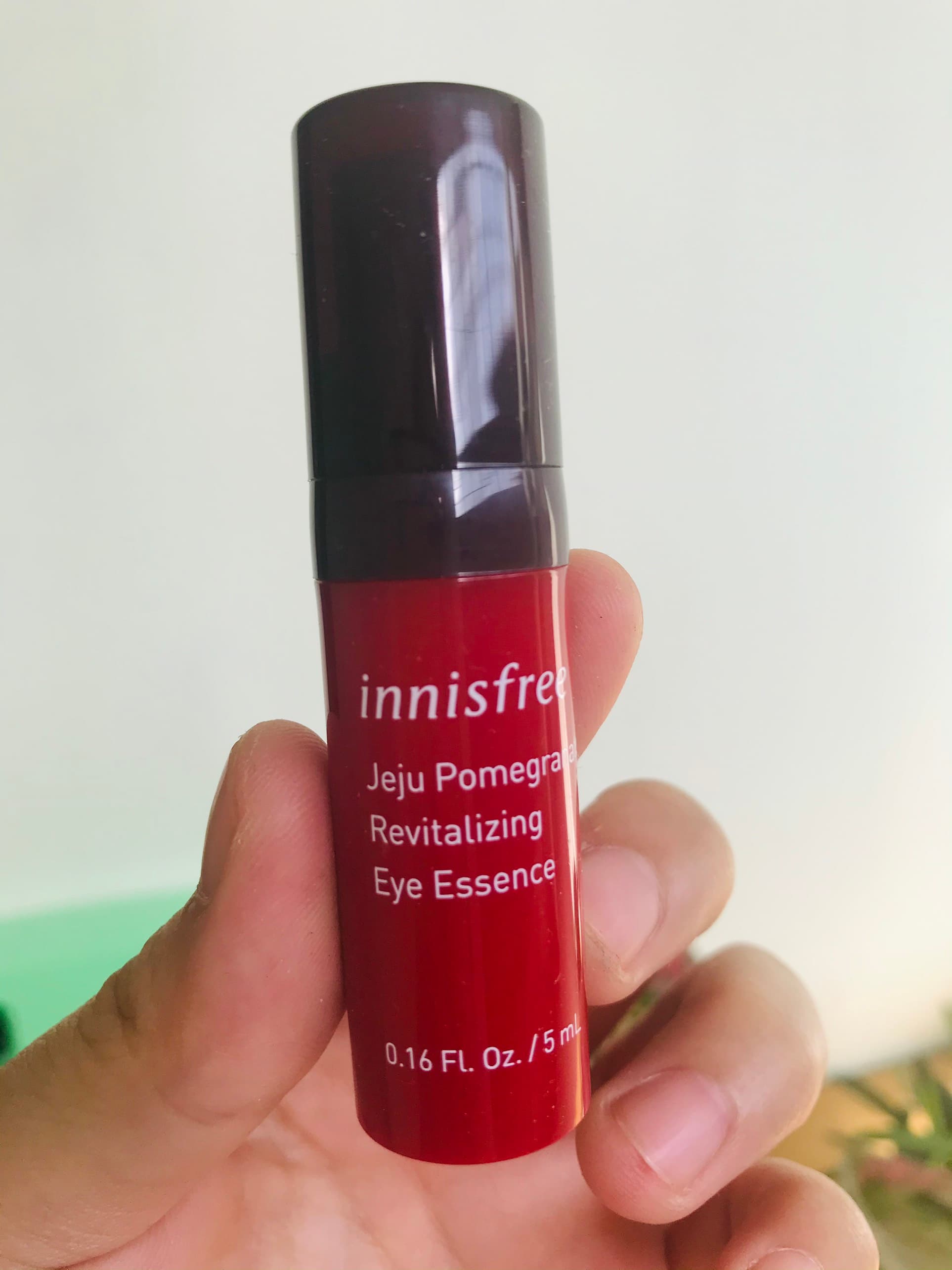 Kem dưỡng mắt innisfree Jeju Pomegranate Revitalizing Eye Essence ngăn ngừa lão hóa từ lựu 5ml