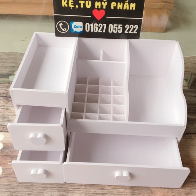 [HCM]Kệ mỹ phẩm max 35cm màu trắng núm tim full ô son dưới có khay đựng son 20 ô và lọ cắm cọ trang điểm tiện dụng.