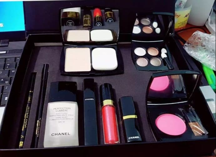 Bộ mỹ phẩm trang điểm 9 món Chanel.
