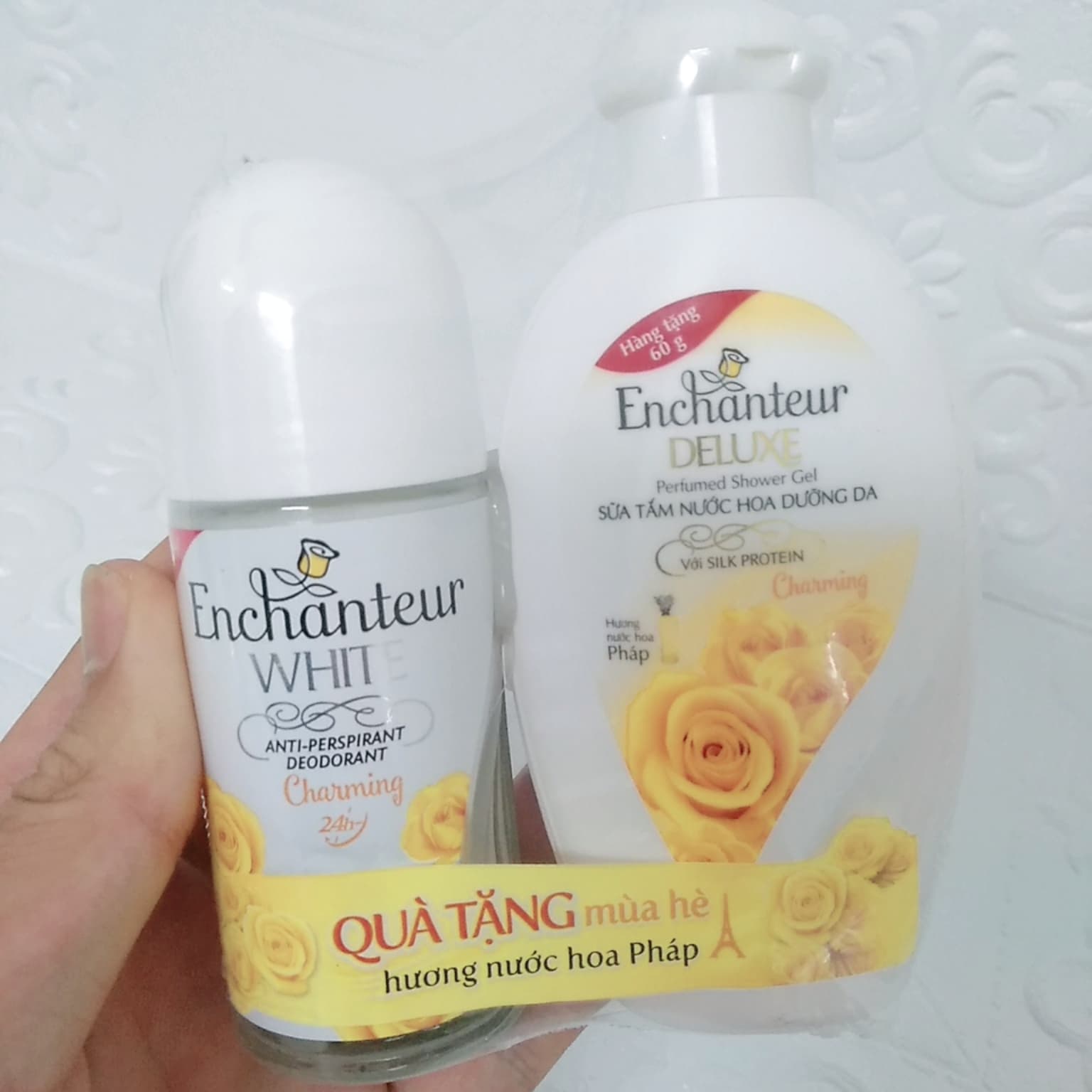 Lăn khử mùi ENCHANTEUR WHITENING hương nước hoa 50ml tặng kèm sữa tắm