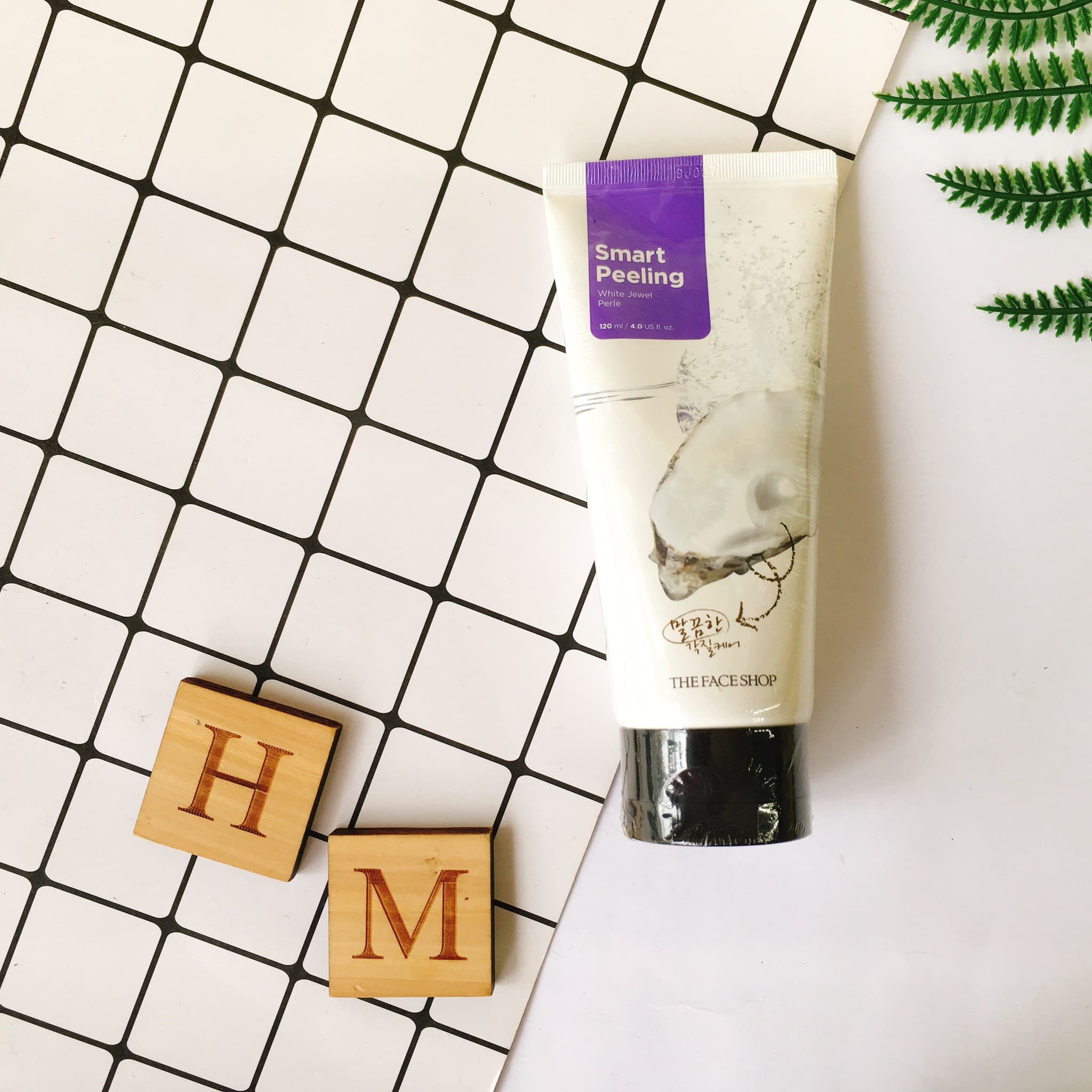 Tẩy Tế Bào Chết Dưỡng Da Tươi Sáng Với Chiết Xuất Từ Ngọc Trai The Face Shop Smart Peeling White Jewel 120ml