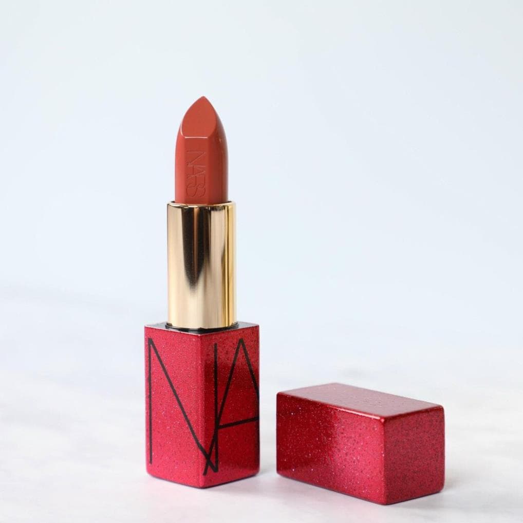 Son Môi Cao Cấp NARS Hot 2021. cung cấp độ ẩm ngăn ngừa tình trạng khô và nứt nẻ.