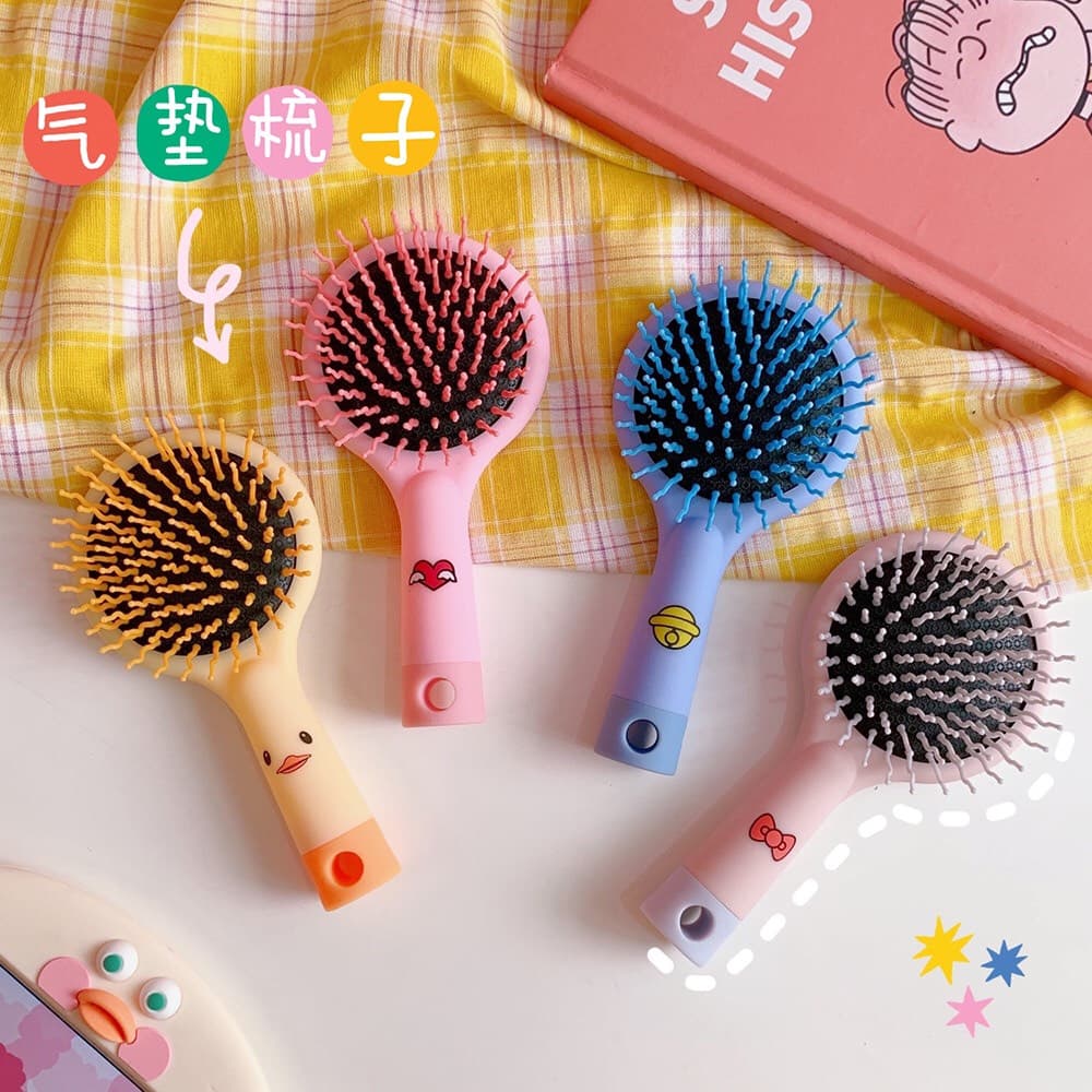 { CÓ SẴN 5 MÀU } Lược Chải Tóc Có Gương 2in1 Massage Da Đầu Chống Rụng Tóc Gương Trang Điểm Dễ Thương Tiện Lợi Đem Theo Đi Du Lịch PKHN0216