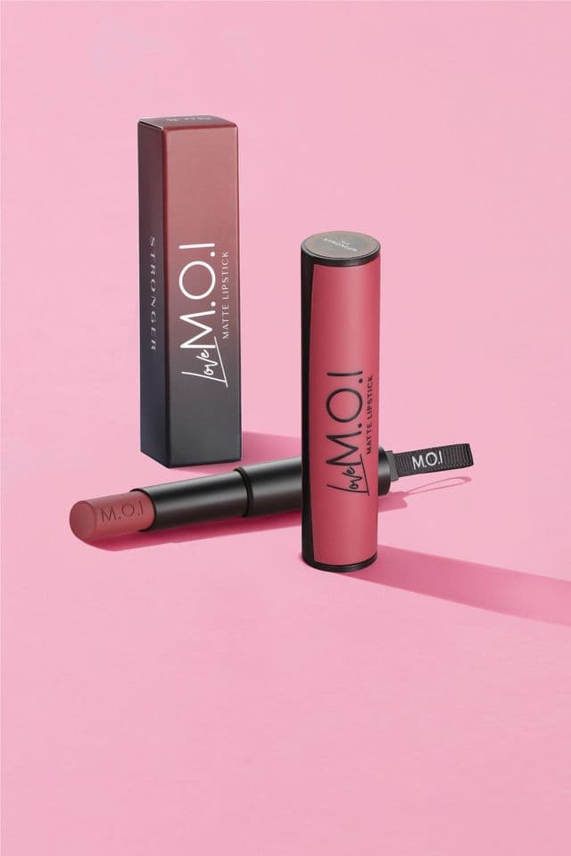 Son kem lì cao cấp STRONGER màu ĐỎ ĐẤT mùi hương Vanila ngọt ngào - MOI cosmetics chính hãng Hàn Quốc